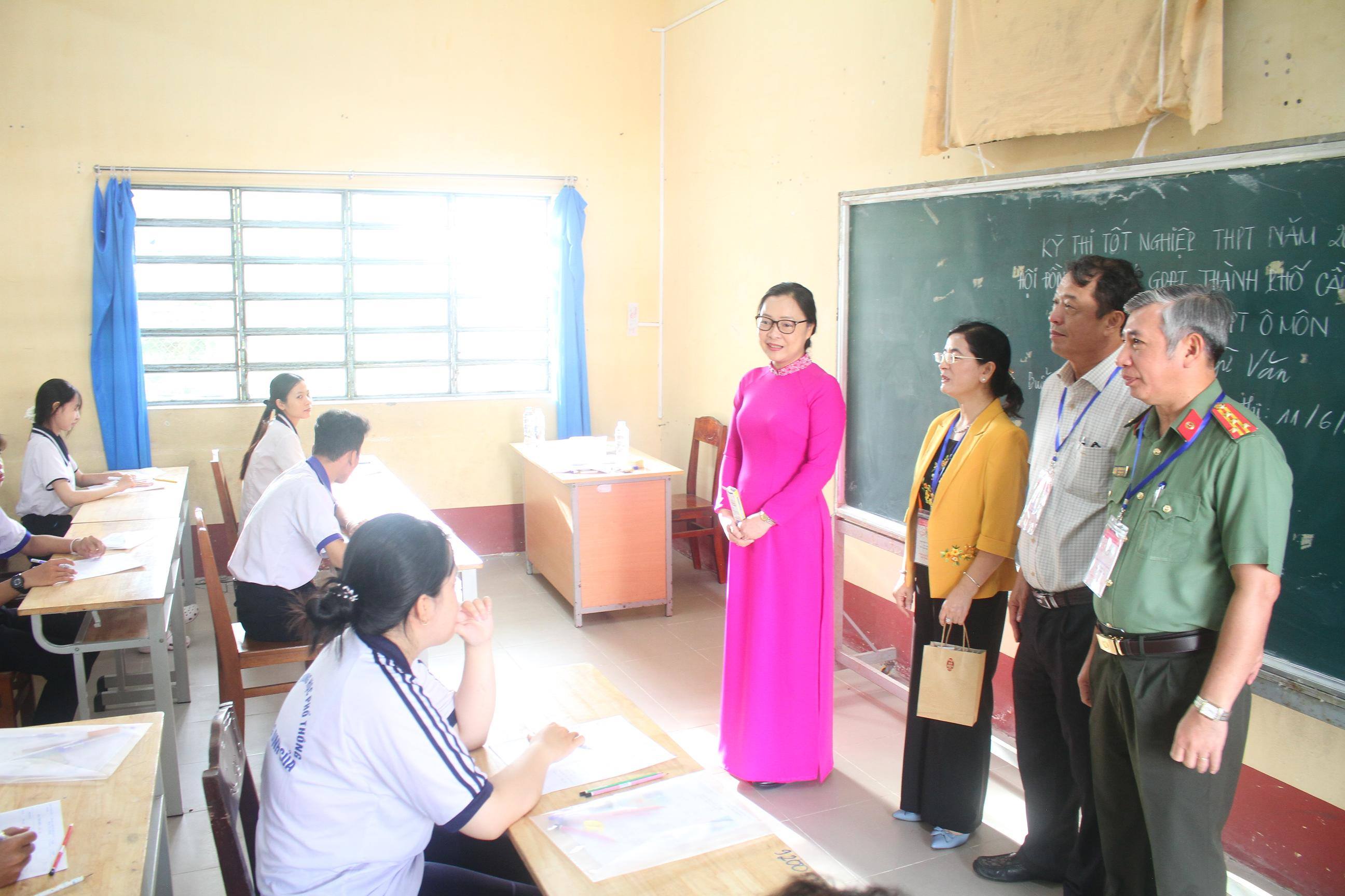 Thứ trưởng Nguyễn Thị Quyên Thanh động viên thí sinh thành phố Cần Thơ